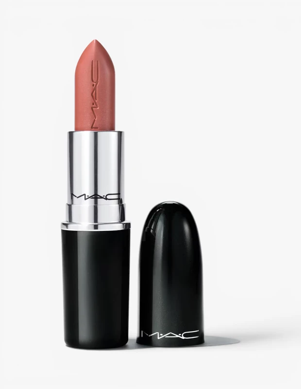Marka Adı: Mac Cosmetics
Ürün Adı: Mac Cosmetics Lustreglass Sheer Shine Ruj
Ürün Cinsiyeti: Kadın
Ürün Tipi: Ruj
Ürün Sezonsallığı: Yaz
Ürün Çeşidi: Şeffaf Parlak Ruj
Ürün Özellikleri: Mac Cosmetics Lustreglass Sheer Shine Ruj, ikonik siyah ve gümüş renkli, minimalist ambalajıyla dikkat çeker. Dudaklara şeftali-bronz arası sıcak tonlarda, şeffaf ve parlak bir bitiş sunar. Nemlendirici formülü sayesinde dudaklarda buğulu ve canlı bir his bırakır, yaz makyajı için ideal doğal bir görünüm sağlar. Rujun uzerinde kabartmalı olarak yer alan MAC logosu, markanın imzasını taşır.
Öne Çıkan Detaylar:
- Şeffaf ve parlak bitişiyle dudaklara doğal bir ışıltı kazandırır.
- Nemlendirici formülü sayesinde dudakları kurutmadan konforlu bir kullanım sunar.
- Bronz yaz makyajı trendlerine uyumlu, sıcak alt tonlu şeftali-bronz rengiyle doğal dudak görünümünü destekler.
Kimler Kullanıyor?: Doğal güzelliği ve çabasız şıklığı seven, yaz aylarının enerjisini makyajına yansıtmak isteyenler için idealdir. Güneşin öptüğü bronz tenlerle uyumlu, sağlıklı ve ışıltılı bir dudak görünümü arayan, stilinde hafif eforsuz ve asi bir tavrı benimseyen kişiler tarafından tercih edilebilir. Makyajında sadelikten yana olan ancak dudaklarına canlı ve nemli bir dokunuş katmak isteyen herkes için uygundur.