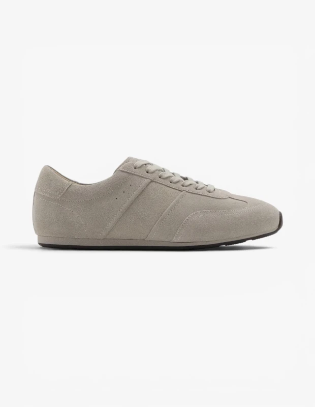 Marka Adı: Mango
Ürün Adı: Mango Erkek Süet Sneaker
Ürün Cinsiyeti: Erkek
Ürün Tipi: Sneaker
Ürün Sezonsallığı: Yazlık
Ürün Çeşidi: İnce Tabanlı Bağcıklı Sneaker
Ürün Özellikleri: Açık bej tonlarındaki yumuşak dokulu süet malzemeden üretilen bu erkek sneaker, zarif ve ince tabanlı tasarımıyla modern bir şıklık sunar. Minimalist çizgileri, yuvarlak burun formu ve klasik bağcıklı kapamasıyla hem konforlu hem de stil sahibi bir görünüm vadeder. Yan kısımlarındaki sade dikiş detayları ayakkabıya karakteristik bir dokunuş katarken, koyu renkli ince kauçuk tabanı hafif bir kontrast oluşturarak genel estetiği tamamlar. Şehir hayatının dinamik ritmine uyum sağlamak üzere tasarlanmış, ayağı nazikçe saran yapısıyla gün boyu rahatlık sunar.
Öne Çıkan Detaylar:
- Yumuşak dokulu, açık bej süet dış yüzey
- Minimalist ve retro esintili, zarif ince taban tasarımı
- Çok yönlü kombinlenebilen, şık ve konforlu bağcıklı yapı
Kimler Kullanıyor?: Şehir hayatının dinamik temposuna ayak uydururken konforu ve şıklığı bir arada arayanlar. Günlük kombinlerinde rafine bir dokunuşla spor şıklığı yakalamak isteyen, minimalist ve zarif tasarımları tercih eden, modern ve bakımlı bir görünüme önem veren herkes bu sneaker modelini tercih edebilir. Özellikle ofis ortamından akşamüstü buluşmalarına kadar geniş bir yelpazede stil sahibi olmak isteyenler için idealdir.