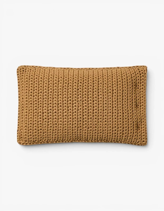 Marka Adı: Mango
Ürün Adı: Mango Kroşe Kırlent Kılıfı 40x60cm
Ürün Cinsiyeti: Belirtilmemiş
Ürün Tipi: Kırlent Kılıfı
Ürün Sezonsallığı: Her Mevsim
Ürün Çeşidi: Kroşe örgü kırlent kılıfı
Ürün Özellikleri: Bu dikdörtgen formdaki kırlent kılıfı, doğal ve sıcak bir his veren kroşe örgü dokusuyla öne çıkar. Kum beji veya açık kahverengi tonlarındaki rengi, her türlü iç mekan dekorasyonuna kolayca uyum sağlar. Yumuşak yapısıyla konfor sunarken, 40x60 cm boyutlarıyla standart kırlentler için idealdir. Evine doğal dokunuşlar ve sıcak bir atmosfer katmak isteyenler için şık ve kullanışlı bir seçimdir.
Öne Çıkan Detaylar:
- Kroşe örgü doğal doku
- Doğal ve sıcak toprak tonu
- 40x60 cm dikdörtgen boyut
Kimler Kullanıyor?: Ev dekorasyonunda sadelikten, doğallıktan ve dokusal zenginlikten hoşlananlar bu kırlent kılıfını tercih edebilir. Oturma alanlarına sıcak ve samimi bir dokunuş katmak, coastal, bohem veya rustik stilleri benimseyenler için ideal bir parçadır. Yaşam alanlarında huzurlu ve rahat bir atmosfer yaratmak isteyen herkesin beğenisini kazanacaktır.