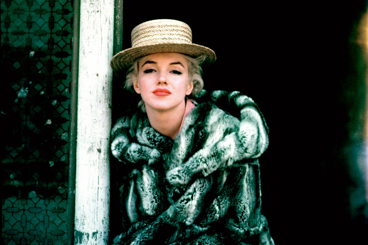 Sarı saçları, kırmızı dudakları ve hasır şapkasıyla, desenli kürk mantosu içinde beyaz bir direğe yaslanmış halde kameraya doğrudan bakan ikonik Marilyn Monroe, zamansız tarzıyla Blancpain'in Ladybird Tribute saat koleksiyonuna ilham kaynağı oluyor.