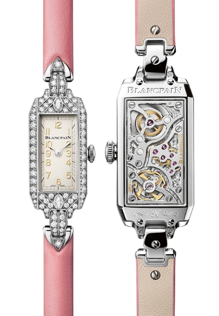Marilyn Monroe'ya ithaf edilen Ladybird Tribute koleksiyonundan, beyaz arka planda yan yana gösterilen iki Blancpain saati; soldaki Art Deco tarzı dikdörtgen, pırlantalarla bezenmiş beyaz altın kasalı, bej kadranlı ve şeftali tonu deri kayışlı pırlantalı saatin ön yüzünü, sağdaki ise karmaşık manuel kurmalı mekanizmasını ve kasa arkasındaki N harfini sergileyen arka yüzünü detaylıca gösteriyor.