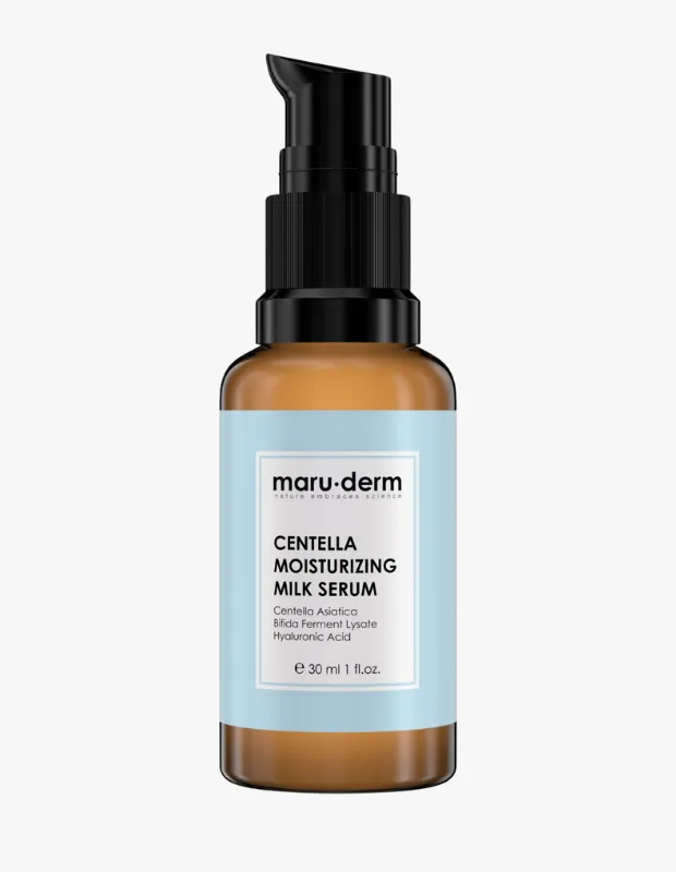 Beyaz arka plan üzerinde net bir şekilde görünen, maru.derm markasının Centella Asiatica, Bifida Ferment Lysate ve Hyaluronic Acid içeren nemlendirici süt serumunu gösteren, açık mavi etiketli, siyah pompalı kehribar rengi 30 ml'lik bir şişe.