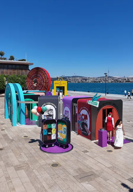 Deniz kenarında, canlı renklerde tasarlanmış, valiz şekilli standlar ve Marvis markasının Marvel Your Routine yazılı yuvarlak yapılarla dikkat çeken bir pop-up etkinliği, bir markanın yeni gelişimi olarak ziyaretçileri ağırlıyor.