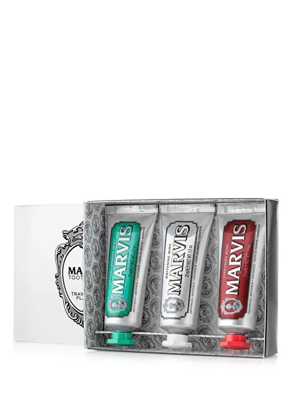 Açık beyaz kutu içinde, yeşil kapaklı Classic Strong Mint, beyaz kapaklı Whitening Mint ve kırmızı kapaklı Cinnamon Mint olmak üzere, üç farklı Marvis seyahat boy diş macunu tüpü estetik bir düzenlemeyle sunuluyor.