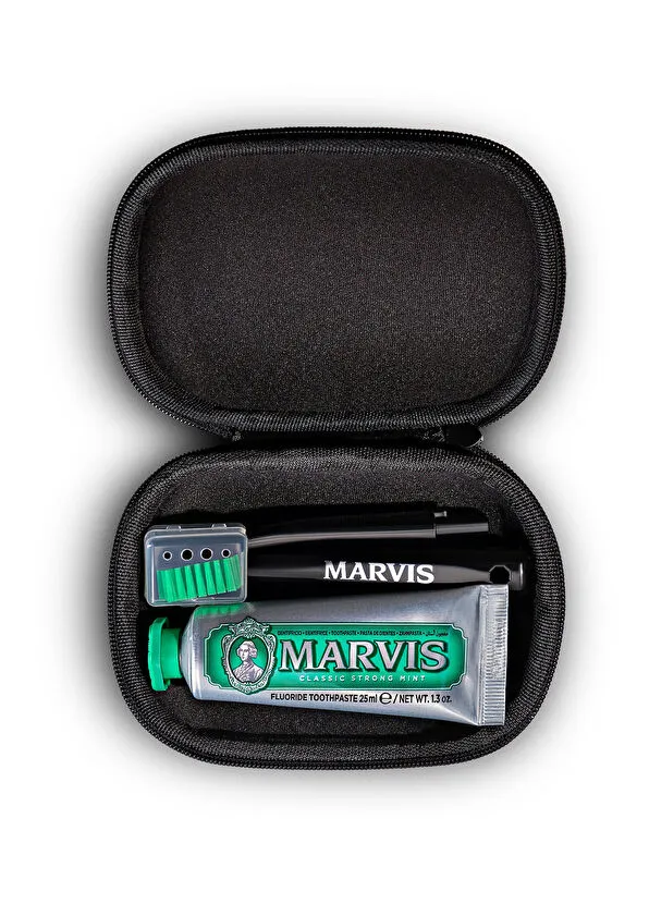 Açık siyah fermuarlı bir çanta içinde, yeşil fırçalı siyah bir diş fırçası ve yeşil Marvis Classic Strong Mint florürlü diş macunu tüpü içeren Marvis seyahat seti detaylı bir şekilde sergileniyor.