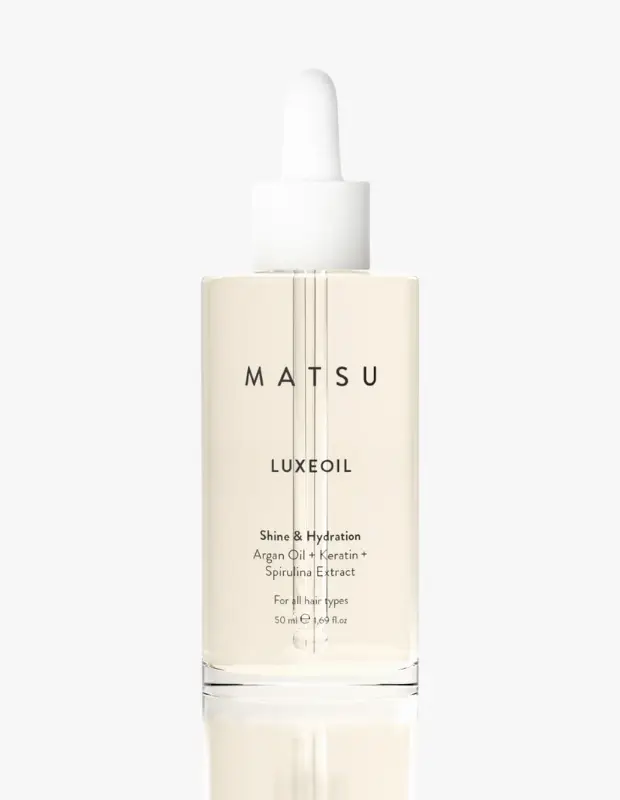 Marka Adı: MATSU
Ürün Adı: MatsuLuxeoil Shine & Hydration
Ürün Cinsiyeti: Unisex
Ürün Tipi: Saç Bakım Yağı
Ürün Sezonsallığı: Belirtilmemiş
Ürün Çeşidi: Parlatıcı ve Nemlendirici Bitiş Saç Bakım Yağı
Ürün Özellikleri: Bu 50 ml'lik damlalıklı şişede sunulan saç bakım yağı, argan yağı, keratin ve spirulina özü ile zenginleştirilmiş özel bir formüle sahiptir. Tüm saç tipleri için geliştirilen ürün, saçlara göz alıcı bir parlaklık ve derinlemesine nemlendirme sağlarken, aynı zamanda elektriklenmeyi azaltarak daha pürüzsüz ve yönetilebilir bir görünüm kazandırır. Hafif yapısı sayesinde saçları ağırlaştırmaz ve doğal hareketini koruyarak sağlıklı bir ışıltı sunar.
Öne Çıkan Detaylar:
- Argan yağı, keratin ve spirulina özü içeren zengin formül
- Tüm saç tipleri için uygun, parlaklık ve yoğun nemlendirme sağlar
- Elektriklenmeyi kontrol altına alarak pürüzsüz ve hafif bir dokunuş sunar
Kimler Kullanıyor?: Saçlarına anında parlaklık ve nem kazandırmak isteyen, elektriklenme problemi yaşayan ve tüm saç tiplerine uygun, saçları ağırlaştırmayan etkili bir bakım çözümü arayan herkes bu ürünü rahatlıkla tercih edebilir.