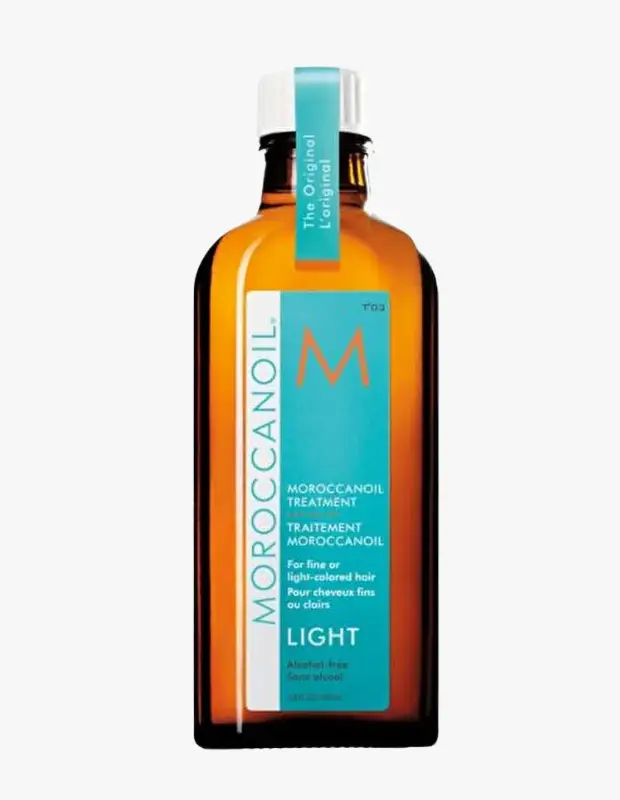 Marka Adı: Moroccanoil
Ürün Adı: Moroccanoil Light Treatment İnce ve Açık Renkli Saçlar İçin Hafif Bakım Yağı
Ürün Cinsiyeti: Unisex
Ürün Tipi: Saç Bakım Yağı
Ürün Sezonsallığı: Belirtilmemiş
Ürün Çeşidi: İnce Telli ve Açık Renkli Saçlar İçin
Ürün Özellikleri: Moroccanoil Light Treatment, ince telli ve açık renkli saçlar için özel olarak tasarlanmış, besleyici ve pürüzsüzleştirici bir saç bakım yağıdır. Saç tellerini ağırlaştırmadan derinlemesine nemlendirir ve güçlendirir. Alkol içermeyen hafif formülü sayesinde saç yüzeyini mühürleyerek elektriklenmeyi kontrol altına alır ve doğal bir parlaklık kazandırır. Amber renkli, estetik cam şişesinde sunulan bu orijinal ürün, hem bakım hem de stil sağlayan çok yönlü bir çözümdür.
Öne Çıkan Detaylar:
- İnce telli ve açık renkli saçlar için özel olarak geliştirilmiş hafif formül.
- Saçları ağırlaştırmadan yoğun nem ve pürüzsüzlük sağlar.
- Elektriklenmeyi kontrol altına alır, doğal parlaklık verir ve alkolsüzdür.
Kimler Kullanıyor?: Bu hafif bakım yağı, özellikle ince telli veya açık renkli saçlara sahip olan ve saçlarının ağırlaşmasını istemeyen kişiler için idealdir. Saçlarında elektriklenme ve kabarma sorunları yaşayan, nemli havalarda dahi pürüzsüz ve parlak saçlara sahip olmayı arzu eden herkes bu ürünü rahatlıkla tercih edebilir. Ayrıca saçlarına nazik, alkolsüz bir bakım arayan ve doğal canlılığını korumak isteyen kullanıcılar için de uygundur.