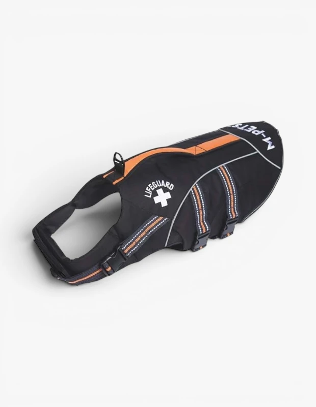 Marka Adı: M-Pets
Ürün Adı: M-Pets Köpek Can Yeleği
Ürün Cinsiyeti: Belirtilmemiş
Ürün Tipi: Can Yeleği
Ürün Sezonsallığı: Yazlık
Ürün Çeşidi: Köpek Can Yeleği
Ürün Özellikleri: M-Pets Köpek Can Yeleği, evcil hayvanınızın su aktivitelerinde güvenliğini en üst düzeyde tutmak için tasarlanmıştır. Siyah ana gövdesi, parlak turuncu vurguları ve üzerinde belirgin bir şekilde yer alan beyaz LIFGUARD yazısı ile sportif ve dikkat çekici bir görünüme sahiptir. Dayanıklı ve su itici kumaştan üretilen bu yelek, ayarlanabilir tokalı kayışları sayesinde köpeğinizin vücuduna tam oturur ve hareket özgürlüğünü kısıtlamaz. Sırt kısmında bulunan sağlam kaldırma sapı, acil durumlarda veya tekneye çıkışta köpeğinizi kolayca güvenli bir yere çekmenizi sağlar. Yeleğin yanlarında ve arka kısmında yer alan reflektif şeritler, özellikle gece ve düşük ışık koşullarında görünürlüğü artırarak ek güvenlik sunar.
Öne Çıkan Detaylar:
- Acil durumlarda ve suya iniş/çıkışta kolaylık sağlayan sağlam tutma sapı
- Düşük ışık koşullarında dahi yüksek görünürlük sunan reflektif şeritler
- Köpeğin vücuduna mükemmel uyum sağlayan ayarlanabilir tokalı kayış sistemi
Kimler Kullanıyor?: Bu ürün, evcil dostlarının su üzerindeki veya su kenarındaki güvenliğini her şeyin üstünde tutan, onların konforlu ve emniyetli bir şekilde vakit geçirmesini sağlarken şıklıktan da ödün vermek istemeyen hayvan sahipleri için tasarlanmıştır. Tekne gezileri, yüzme maceraları veya su sporları gibi aktivitelerde patili arkadaşlarının yanında olmasını seven, onlarla birlikte aktif yaşamın keyfini çıkaran ve dostlarının her an güvende olduğundan emin olmak isteyen herkes bu can yeleğini tercih edebilir.