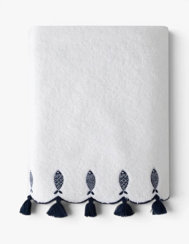 Marka Adı: Mudo
Ürün Adı: Mudo Unisex Püsküllü Balık İşlemeli Havlu
Ürün Cinsiyeti: Unisex
Ürün Tipi: Havlu
Ürün Sezonsallığı: İlkbahar/Yaz
Ürün Çeşidi: Dekoratif Havlu
Ürün Özellikleri: Ürün, yumuşak dokulu beyaz bir havludur. Alt kenarı dalgalı bir formda kesilmiş olup, bu dalgaların üzerine lacivert renkte detaylı balık işlemeleri yer almaktadır. Her bir dalganın altına yine lacivert renkte, estetik püsküller eklenmiştir. Bu tasarım, ürüne modern ve ferah bir coastal (sahil evi) tarzı kazandırırken, aynı zamanda dokunsal ve görsel bir zenginlik sunar. Muhtemelen pamuk bazlı, emici ve cilt dostu bir malzeme yapısına sahiptir.
Öne Çıkan Detaylar:
- Deniz temalı, lacivert balık işlemeleri
- Alt kenardaki dalgalı kesim ve dekoratif püsküller
- Beyaz ve lacivert renklerin zarif kontrastı
Kimler Kullanıyor?: Evine sahil esintileri taşımayı sevenler, deniz temasını modern ve zarif detaylarla yaşam alanlarına yansıtanlar bu havluyu tercih edebilir. Özellikle banyo, misafir odası veya mutfak gibi alanlarda ferah, aydınlık ve dingin bir atmosfer yaratmak isteyenler için idealdir. Stiline önem veren, dekoratif ve işlevsel ev tekstillerini bir arada arayan herkes bu ürünle mekanlarına özgün bir dokunuş katabilir.
