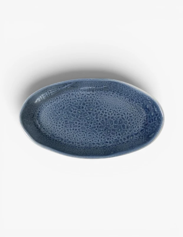 Marka Adı: MudoMare
Ürün Adı: MudoMare Kayık Tabak
Ürün Cinsiyeti: Belirtilmemiş
Ürün Tipi: Servis Tabağı
Ürün Sezonsallığı: Yaz
Ürün Çeşidi: Kayık formlu, sırlı seramik tabak
Ürün Özellikleri: Bu MudoMare kayık formlu servis tabağı, derin mavi tonlarında, doğal ve benekli bir sır dokusuna sahiptir. El yapımı görünümüyle rustik bir estetik sunan tabak, oval yapısıyla hem ana yemekler hem de salata veya mezeler için ideal bir sunum alanı sağlar. Yüzeyindeki pütürlü doku, Akdeniz esintili ve doğal sofra düzenlemeleriyle mükemmel uyum sağlayarak sofralara karakterli bir dokunuş katar. Malzeme yapısı itibarıyla dayanıklı seramik veya stoneware olduğu varsayılabilir.
Öne Çıkan Detaylar:
- Derin mavi tonlarında, benekli ve dokulu sır yüzeyi
- Zarif kayık formuyla dikkat çeken estetik tasarım
- Servis ve sunum için çok yönlü kullanım imkanı
Kimler Kullanıyor?: Doğal dokuları ve el yapımı görünümlü parçaları sofralarına taşımayı sevenler, Akdeniz esintili veya rustik tarzı benimseyenler, modern coastal şıklığını yalın bir şekilde yansıtmak isteyenler bu kayık tabağı tercih edebilir. Kendi tarzını sofrasına yansıtmayı seven, mevsimsel ve konforlu davetler düzenleyen herkesin beğenisine hitap eder.