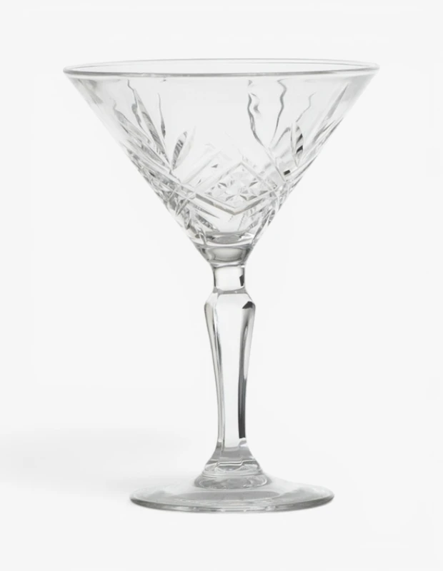 Marka Adı: Mudo
Ürün Adı: Mudo Kesme Desenli Ayaklı Martini Kadehi
Ürün Cinsiyeti: Belirtilmemiş
Ürün Tipi: Martini Kadehi
Ürün Sezonsallığı: Belirtilmemiş
Ürün Çeşidi: Sofra ve Servis Ürünü
Ürün Özellikleri: Yüksek kaliteli şeffaf camdan üretilmiş bu zarif ayaklı martini kadehi, kendine özgü kesme cam desenleriyle dikkat çekiyor. Klasik V şeklinde tasarlanmış geniş ağızlı kase kısmı, ışığı etkileyici bir şekilde yansıtan geometrik ve yıldız motifleriyle zenginleştirilmiştir. Zarif, çokgen kesimli ayak kısmı ve yuvarlak, dengeli tabanı, kadehin şık siluetini tamamlarken stabil bir duruş sağlar. Martini ve çeşitli özel kokteyller için ideal olan bu kadeh, sofralara estetik bir dokunuş ve zamansız bir zarafet katmak üzere tasarlanmıştır.
Öne Çıkan Detaylar:
- Zarif kesme cam detaylarıyla ışığı yansıtan tasarım
- Martini ve kokteyl sunumları için özel V şekilli kadeh formu
- Çokgen kesimli ayak ve dengeli taban ile şık ve stabil duruş
Kimler Kullanıyor?: Sofra düzeninde zarafeti, detayları ve kalitesiyle öne çıkan parçalara değer veren kişiler için idealdir. Özel davetlerinde ve keyif anlarında sunumlarına şık bir dokunuş katmak isteyen, klasik ve modern estetiği bir arada arayan, özellikle kokteyl ve martini deneyimini önemseyen herkes bu estetik kadehi tercih edebilir.