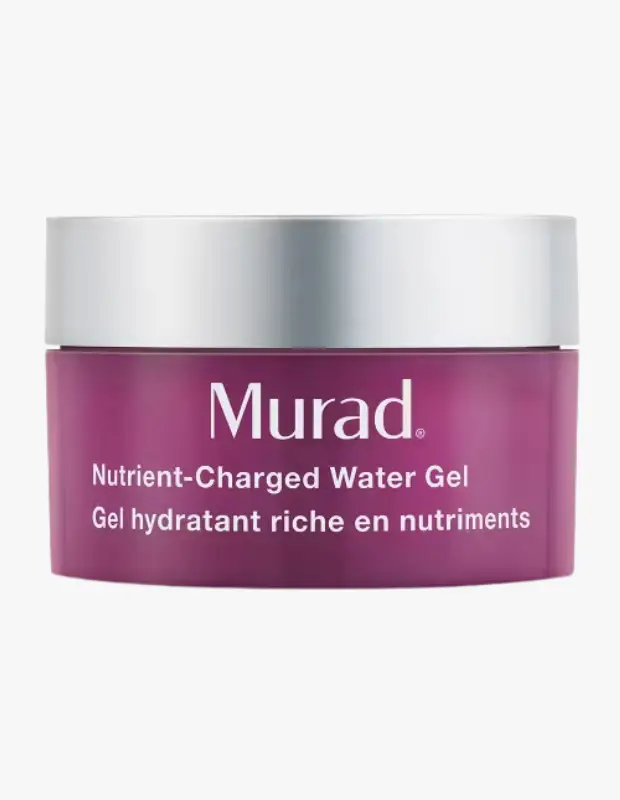 Marka Adı: Murad
Ürün Adı: Murad Unisex Nutrient-Charged Water Gel
Ürün Cinsiyeti: Unisex
Ürün Tipi: Jel Nemlendirici
Ürün Sezonsallığı: Yazlık
Ürün Çeşidi: Yüz Nemlendiricisi
Ürün Özellikleri: Cilde yoğun nem sağlayan, besin açısından zengin, hafif dokulu bir jel formunda nemlendiricidir. Su bazlı yapısıyla ciltte ağırlık hissi yaratmadan hızla emilir ve cildin nem bariyerini güçlendirmeye yardımcı olur. Bu formül, daha dolgun, pürüzsüz ve ışıltılı bir cilt görünümü elde edilmesini desteklerken, gün boyu ferah bir his bırakır.
Öne Çıkan Detaylar:
- Besin açısından zengin su bazlı jel formülü
- Ciltte ağırlık yapmayan, hızla emilen hafif doku
- Cilt bariyerini destekleyerek uzun süreli nem sağlar
Kimler Kullanıyor?: Cildine ağırlık yapmayan, ferahlatıcı ve hızlı emilen bir nemlendirici arayanlar, cildinin nem dengesini korumak, bariyerini güçlendirmek ve daha sağlıklı, dolgun, ışıltılı bir görünüme kavuşmak isteyen herkes bu ürünü tercih edebilir. Özellikle yaz aylarında hafif dokulu bakımı tercih eden veya yağlı/karma cilt tipine sahip olan kişiler için idealdir.