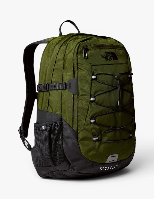 Marka Adı: The North Face
Ürün Adı: The North Face Erkek Borealis Classic Sırt Çantası
Ürün Cinsiyeti: Erkek
Ürün Tipi: Sırt Çantası
Ürün Sezonsallığı: Belirtilmemiş
Ürün Çeşidi: Seyahat ve Günlük Sırt Çantası
Ürün Özellikleri: Bu The North Face Borealis Classic sırt çantası, haki yeşili ve siyah renklerin birleşimiyle sportif ve modern bir görünüme sahiptir. Dayanıklı kumaş malzemesi uzun süreli kullanım için tasarlanmıştır. Çantanın geniş ana bölmesinin yanı sıra, ön yüzeyde elastik bungee kordon sistemi sayesinde ekstra eşyaları sabitleme imkanı sunar. Yanlarda su şişesi veya küçük eşyalar için uygun file cepler bulunur. Ayarlanabilir, yastıklı omuz askıları ve yan sıkıştırma kayışları ergonomik bir taşıma deneyimi sağlarken, fermuarlı ön ve üst cepler kişisel eşyalarınızı güvenle saklamak için idealdir. Alt kısımda görünen Borealis Classic yazısı model adını vurgular ve ön yüzeydeki yansıtıcı detaylar görünürlüğü artırır.
Öne Çıkan Detaylar:
- Ergonomik ve yastıklı omuz askıları ile konforlu taşıma
- Ekstra depolama ve hızlı erişim için ön bungee kordon sistemi
- Su şişesi veya küçük eşyalar için kullanışlı yan file cepler
Kimler Kullanıyor?: Bu sırt çantası, şehir hayatının dinamik temposunu yakalayan, iş ve seyahatlerini konfor ve stil ile birleştirmek isteyen bireyler için idealdir. Gerek günlük kullanımda gerekse kısa süreli kaçamaklarda, teknolojik cihazlarını ve kişisel eşyalarını düzenli ve güvenli bir şekilde taşımayı tercih edenler tarafından benimsenir. Fonksiyonelliği ve rahatlığı ön planda tutan, aynı zamanda şık ve modern bir görünüm arayan herkes için uygun bir tercihtir.