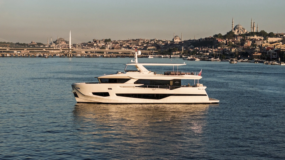 Numarine 27XP Explorer adlı beyaz lüks yat, İstanbul Haliç'in mavi sularında süzülürken, arka planda tarihi yarımadanın silüeti, cami minareleri ve modern köprü manzarasıyla muhteşem bir bütünlük oluşturuyor.