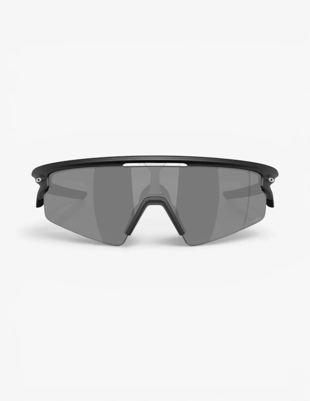 Marka Adı: Oakley
Ürün Adı: Oakley Erkek Siper Güneş Gözlüğü
Ürün Cinsiyeti: Erkek
Ürün Tipi: Güneş Gözlüğü
Ürün Sezonsallığı: İlkbahar/Yaz
Ürün Çeşidi: Sportif Güneş Gözlüğü
Ürün Özellikleri: Bu Oakley erkek sportif güneş gözlüğü, geniş görüş açısı sunan tek parça, gri renkli bir lense ve mat siyah, hafif bir çerçeveye sahiptir. Aerodinamik ve modern tasarımıyla öne çıkan gözlük, üst kısmında hava akışı için entegre bir havalandırma detayı ve konforlu bir burun pedine sahiptir. Lensin alt kısmı çerçevesiz olup, sağ kenarında Oakley'nin Prizm teknolojisi ibaresi dikkat çeker. Dayanıklı ve hafif malzemelerden üretilen bu model, aktif kullanıma uygun bir yapı sunar.
Öne Çıkan Detaylar:
- Geniş görüş alanı sağlayan tek parça siper lens tasarımı
- Mat siyah, hafif ve aerodinamik sportif çerçeve yapısı
- Lens üzerinde görünen Prizm teknolojisi ibaresi ve entegre havalandırma detayı
Kimler Kullanıyor?: Bu sportif güneş gözlüğü, aktif bir yaşam tarzını benimseyen, performansa ve konfora önem veren kişiler için idealdir. Bisiklet sürme, koşu veya doğa yürüyüşleri gibi outdoor aktivitelerin yanı sıra, şehirde sokak modası ve spor giyimle tarzını yansıtmak isteyenler de bu dinamik ve modern tasarımı tercih edebilir. Teknik kumaşları ve bomber ceketleri gibi parçalarla kombinleyerek, hem işlevsellikten ödün vermeyen hem de stil sahibi bir görünüm arayan herkesin beğenisini kazanır.
