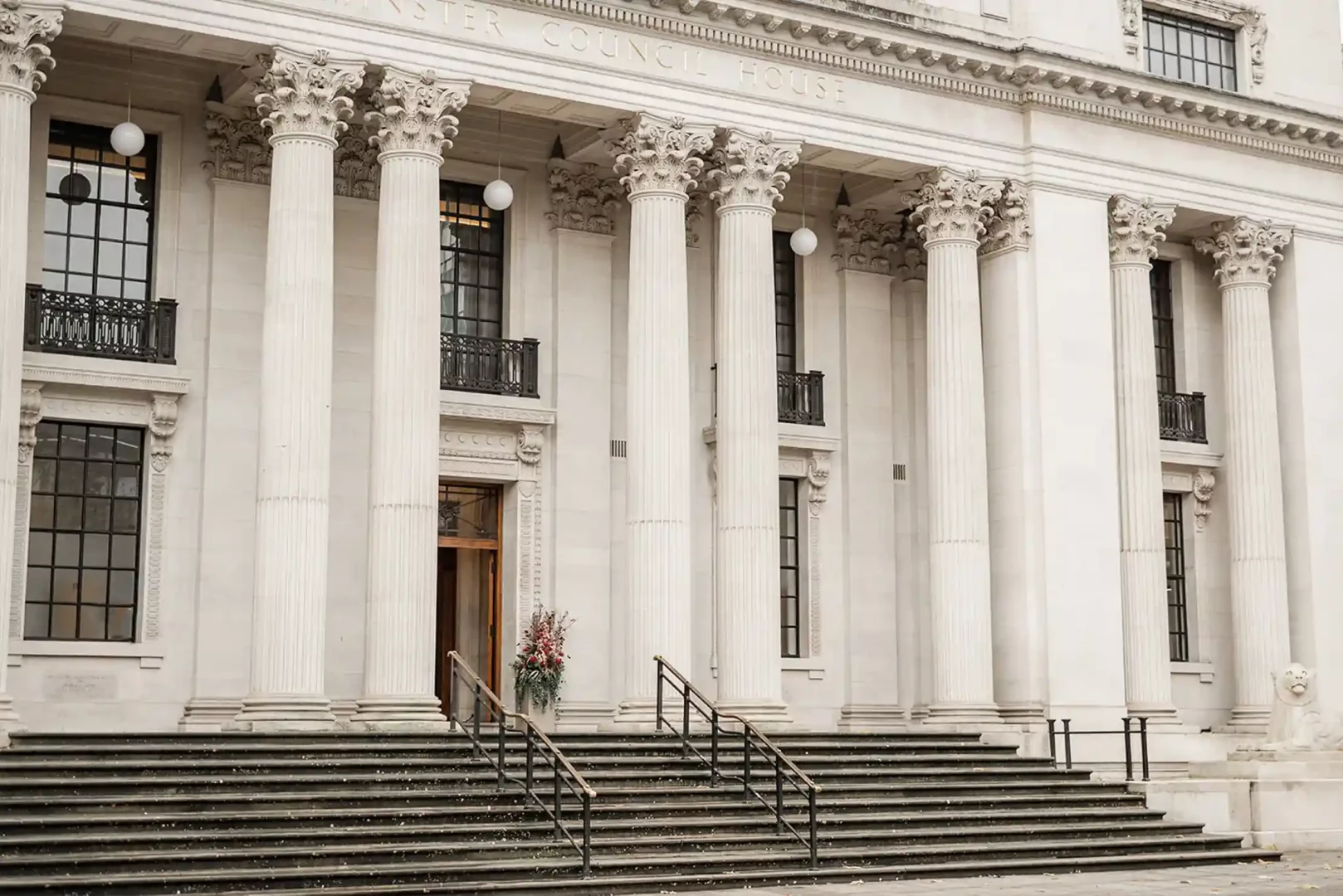 Londra'nın sembolik nikah mekanlarından Old Marylebone Town Hall'un merdivenli, sütunlu ve gösterişli cephesi, Dua Lipa ve Callum Turner'ın düğünü gibi önemli törenlere ev sahipliği yapan tarihi yapının zarafetini vurguluyor.