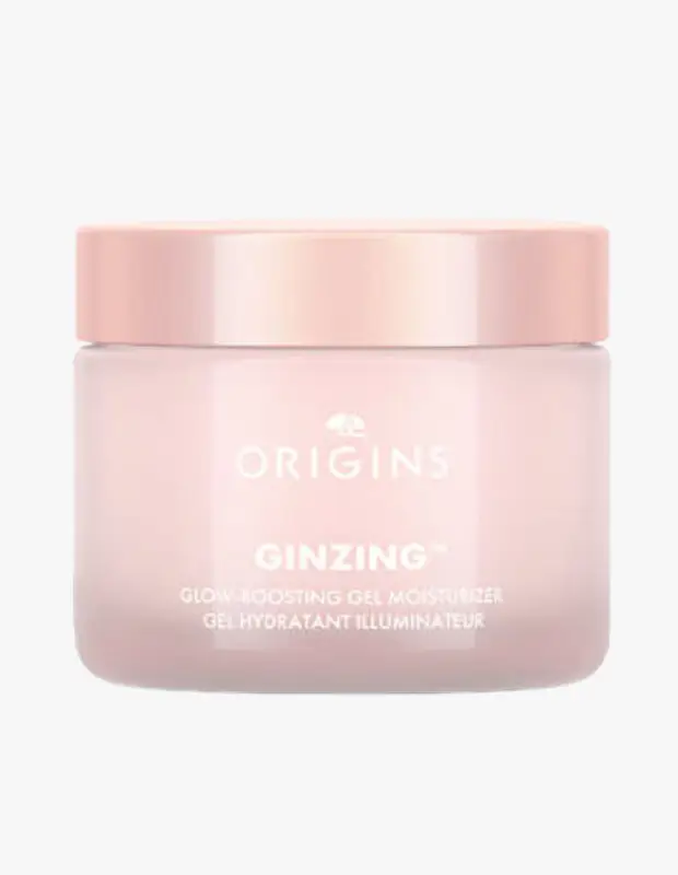Marka Adı: Origins
Ürün Adı: Origins GinZing Işıltılı Jel Nemlendirici 50 ml
Ürün Cinsiyeti: Belirtilmemiş
Ürün Tipi: Nemlendirici Jel
Ürün Sezonsallığı: Yaz
Ürün Çeşidi: Işıltı Veren
Ürün Özellikleri: Origins GinZing Işıltılı Jel Nemlendirici, ciltte ağırlık yapmayan hafif ve su bazlı jel formülüyle anında ışıltı ve canlılık sunar. Cildi derinlemesine nemlendirirken doğal bir parlaklık kazandırır ve cilt bariyerini destekleyerek daha dolgun, pürüzsüz bir doku elde etmeye yardımcı olur. Pembe opak cam kavanozu ve aynı tondaki kapağıyla estetik bir görünüme sahip olan ürün, 50 ml'lik ambalajında sunulur.
Öne Çıkan Detaylar:
- Işıltılı ve aydınlık bir cilt görünümü sağlar.
- Hafif, su bazlı jel dokusuyla cilde ağırlık yapmaz.
- Cilt bariyerini destekleyerek uzun süreli nemlendirme sunar.
Kimler Kullanıyor?: Bu ürün, cildine doğal bir ışıltı katmak, donuk görünümle savaşmak ve hafif dokulu, etkili bir nemlendirme arayan herkesin beğenisini kazanır. Cildinde ağırlık hissetmek istemeyen, canlı ve pürüzsüz bir görünüm arzulayan, nem bariyerini desteklemeyi önemseyen kişiler için idealdir.