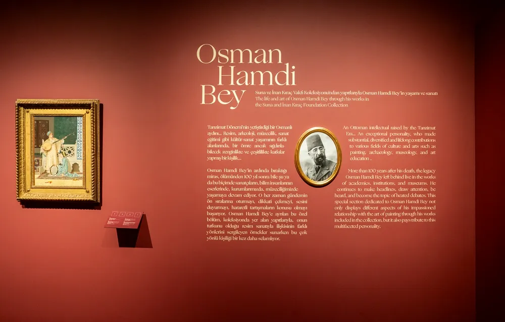 Kırmızı-kahverengi sergi duvarında, büyük harflerle Osman Hamdi Bey başlığı, solunda altın varaklı çerçevede geleneksel kıyafetli bir figürün saz çaldığı tablosu, sağında ise oval çerçeveli bir Osman Hamdi Bey portresi ve Suna ve İnan Kıraç Vakfı Koleksiyonu'ndan eserleriyle yaşamı ve sanatını anlatan bilgilendirme metinleri yer alıyor.