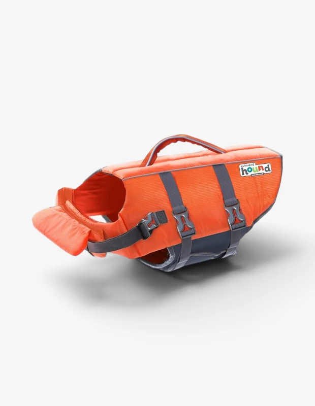 Marka Adı: Outward Hound
Ürün Adı: Outward Hound Unisex Köpek Can Yeleği
Ürün Cinsiyeti: Unisex
Ürün Tipi: Can Yeleği
Ürün Sezonsallığı: Yazlık
Ürün Çeşidi: Köpek Koruyucu Ekipman
Ürün Özellikleri: Bu Outward Hound köpek can yeleği, evcil dostunuzun suda güvenliğini sağlamak üzere tasarlanmıştır. Canlı turuncu rengi sayesinde kolay fark edilebilirlik sunarken, gri renk detayları ve markanın logosu ürünün modern görünümünü tamamlar. Ergonomik yapısı, köpeğin vücuduna tam oturacak şekilde ayarlanabilir tokalı kayışlarla sabitlenir ve hareket özgürlüğünü kısıtlamaz. Üst kısmında yer alan sağlam tutma sapı, köpeğinizi suya indirme veya sudan güvenle çıkarma kolaylığı sağlar. Çene/boyun altı destekleyici yüzer kısım, köpeğinizin başının su üzerinde kalmasına yardımcı olur.

Öne Çıkan Detaylar:
- Canlı turuncu rengiyle yüksek görünürlük
- Ayarlanabilir tokalı kayışlar ve sağlam tutma sapı
- Çene/boyun destekleyici yüzer ped
Kimler Kullanıyor?: Su sporları veya tekne gezileri gibi su bazlı aktivitelerde köpeklerinin güvenliğini ve konforunu düşünen evcil hayvan sahipleri bu can yeleğini tercih eder. Köpekleriyle birlikte aktif bir yaşam tarzı benimseyen, onları ailelerinin bir parçası olarak gören ve su maceralarına güvenle dahil etmek isteyen kişiler için idealdir. Ayrıca, ilk kez yüzecek veya suya alışkın olmayan köpeklerin sahipleri için de önemli bir güvenlik aksesuarıdır.