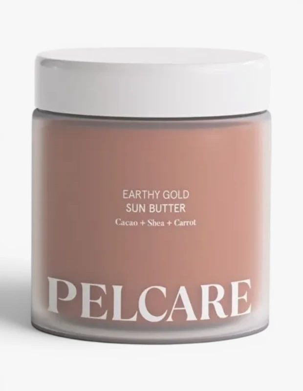 Marka Adı: Pelcare
Ürün Adı: Pelcare Earthy Gold Sun Butter Bronzlaştırıcı
Ürün Cinsiyeti: Belirtilmemiş
Ürün Tipi: Bronzlaştırıcı Güneş Kremi
Ürün Sezonsallığı: Yazlık
Ürün Çeşidi: Güneş Kremi (Butter Formülü)
Ürün Özellikleri: Pelcare Earthy Gold Sun Butter Bronzlaştırıcı, güneşte doğal ve ışıltılı bir bronzluk elde etmek için özel olarak formüle edilmiştir. İçeriğinde bulunan kakao, havuç, shea, badem ve E vitamini sayesinde cildi güneşlenirken besler, nemlendirir ve esnekliğini artırmaya yardımcı olur. Kremsi ve zengin dokusu cilde kolayca yayılır, hızlı emilim sağlayarak yağlı his bırakmaz ve ciltte pürüzsüz bir bitiş sunar. Cildin bronzlaşma sürecini desteklerken aynı zamanda bakım yapar.
Öne Çıkan Detaylar:
- Kakao, havuç, shea, badem ve E vitamini ile zenginleştirilmiş besleyici formül
- Cildin esnekliğini artırmaya yardımcı olur
- Güneşte doğal ve ışıltılı bir bronzluk görünümü hedefler
- Cilde kolayca nüfuz eden kremsi 'butter' doku
Kimler Kullanıyor?: Güneşin altında tenine doğal, ışıltılı ve aynı zamanda bakımlı bir bronzluk katmak isteyen kişiler bu ürünü tercih edebilir. Cildinin esnekliğini korumayı ve besleyici doğal içeriklerle desteklemeyi önemseyen, zengin ve kremsi dokulu güneş ürünlerini seven herkes için idealdir. Yaz aylarında sağlıklı görünen, altın tonlu bir bronzluk arayışında olan bireylerin kullanımına uygundur.