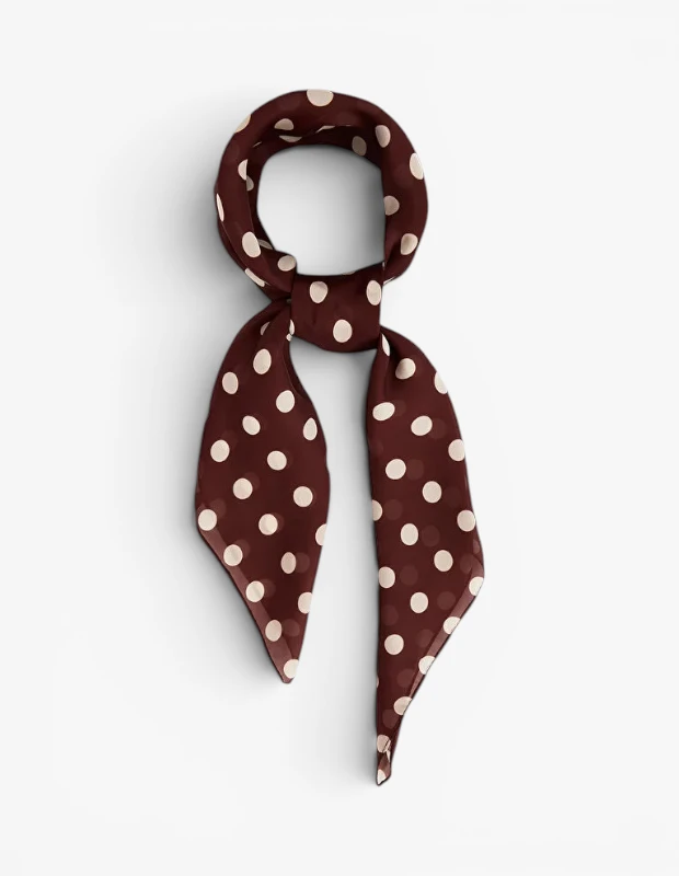 Marka Adı: Penti
Ürün Adı: Penti Wilma Bandana
Ürün Cinsiyeti: Unisex
Ürün Tipi: Bandana
Ürün Sezonsallığı: İlkbahar/Yaz
Ürün Çeşidi: Saç/Boyun Aksesuarı
Ürün Özellikleri: Koyu kahverengi zemine sahip, parlak ve hafif dokulu kumaştan üretilmiş bu bandana, kontrast yaratan krem rengi puantiyeleriyle dikkat çekiyor. Klasik puantiye deseni, ürüne zamansız ve retro bir hava katarken, akışkan kumaş yapısı farklı bağlama stilleri için ideal bir kullanım sunar. Köşeli bitişleri modern bir dokunuş sağlarken, çok yönlü tasarımıyla çeşitli kombinlere kolayca adapte olabilir.
Öne Çıkan Detaylar:
- Koyu kahverengi zemin üzerine krem rengi puantiye deseni
- Parlak ve akışkan görünümlü, hafif kumaş yapısı
- Saç, boyun veya çanta aksesuarı olarak çok yönlü kullanım imkanı
Kimler Kullanıyor?: Klasik desenleri modern tarzlarıyla birleştirmeyi seven, retro esintili detaylarla görünümüne özgünlük katmak isteyen herkes için idealdir. Günlük veya özel anlarda saçlarına, boyunlarına veya çantalarına zarif bir dokunuş eklemek isteyenler, bu çok yönlü aksesuarı rahatlıkla tercih edebilir. Şık ve neşeli detaylarla stilini tamamlamak isteyenler bu bandanayı beğenerek kullanacaktır.