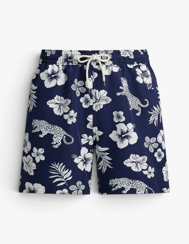 Marka Adı: Polo Ralph Lauren
Ürün Adı: Polo Ralph Lauren Erkek Desenli Gofreli Mayo
Ürün Cinsiyeti: Erkek
Ürün Tipi: Mayo
Ürün Sezonsallığı: Yaz
Ürün Çeşidi: Desenli Deniz Şortu
Ürün Özellikleri: Lacivert zemin üzerine beyaz tropikal çiçekler, yapraklar ve zarif leopar figürleriyle bezenmiş bu erkek mayo, karakteristik gofre kumaş dokusuyla öne çıkar. Kendiliğinden kabartılı yapısı sayesinde hızlı kuruma ve vücuda yapışmama avantajı sunarak denizden çıktıktan sonra bile üst düzey konfor vadeder. Diz üstü kesimi, esnek ve ayarlanabilir beyaz bağcıklı beli ile hem şıklığı hem de rahatlığı bir arada sunar. Modern ve enerjik tasarımıyla plaj ve havuz stilinize sofistike bir dokunuş katar.
Öne Çıkan Detaylar:
- Canlı tropikal çiçek ve leopar figürlü desenler.
- Hızlı kuruyan ve vücuda yapışmayan gofre kumaş dokusu.
- Ayarlanabilir bağcıklı elastik bel detayı.
Kimler Kullanıyor?: Yaz aylarında plaj stilini kişisel ifadesinin bir parçası olarak gören, tatil gardırobunda hem konforu hem de dikkat çekici şıklığı arayan erkekler için idealdir. Özellikle dinamik desenleri ve özgün dokuları tercih eden, plaj kulüplerinden tekne davetlerine kadar uzanan yaz programlarında tarzından ödün vermek istemeyenler bu mayoyla kendi özgün stillerini yansıtabilirler.