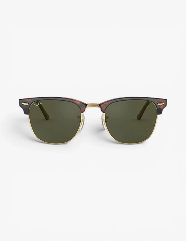 Marka Adı: Ray-Ban
Ürün Adı: Ray-Ban Erkek Clubmaster Güneş Gözlüğü
Ürün Cinsiyeti: Erkek
Ürün Tipi: Güneş Gözlüğü
Ürün Sezonsallığı: Yaz
Ürün Çeşidi: Clubmaster
Ürün Özellikleri: Bu ikonik Ray-Ban Clubmaster güneş gözlüğü, üst kısmında koyu kahverengi kaplumbağa kabuğu desenli asetat çerçeveye ve saplara sahiptir. Lenslerin alt yarısını ve köprüyü çevreleyen zarif altın rengi metal çerçeveyle birleşen model, koyu yeşil camlara sahiptir. Sol lenste ve sapın dışında yer alan Ray-Ban logosu, ürünün özgün tasarımını vurgular. Yarı çerçeveli silueti, retro cazibeyi modern zarafetle birleştirerek zamansız bir stil sunar.
Öne Çıkan Detaylar:
- İkonik Clubmaster tasarımı
- Asetat ve altın tonlu metal kombinasyonu
- Koyu yeşil camlar
Kimler Kullanıyor?: Zamansız tasarımları, retro esintili estetiği ve sofistike aksesuarları takdir edenler bu gözlüğü tercih eder. Günlük stillerini ikonik bir dokunuşla tamamlamak isteyen, hem rahat kombinlerinde hem de daha şık etkinliklerde kullanabilecekleri çok yönlü bir parça arayan kişiler için idealdir. Miras markalara ve belirgin, tanınabilir bir görünüme değer veren, stil sahibi bireylerin vazgeçilmezidir.