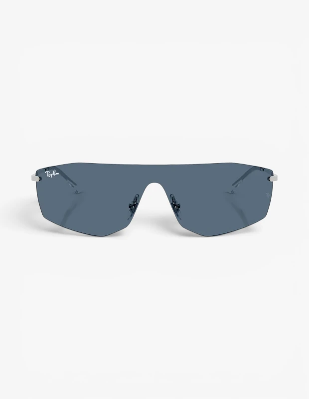 Marka Adı: Ray-Ban
Ürün Adı: Ray-Ban Erkek Tek Parça Camlı Siper Güneş Gözlüğü
Ürün Cinsiyeti: Erkek
Ürün Tipi: Güneş Gözlüğü
Ürün Sezonsallığı: İlkbahar-Yaz
Ürün Çeşidi: Siper Güneş Gözlüğü
Ürün Özellikleri: Bu Ray-Ban erkek güneş gözlüğü, modern ve sportif bir duruş sergileyen tek parça, çerçevesiz siper cam tasarımına sahiptir. Mavi-füme tonlarındaki geniş camları, güneşin zararlı ışınlarına karşı etkili koruma sağlarken, stilinize dinamik bir hava katar. İnce ve dayanıklı metal sapları, gözlüğün hafifliğini ve konforunu pekiştirir. Sol üst köşede yer alan ikonik Ray-Ban logosu, markanın kalite ve özgünlüğünü vurgular. Keskin hatları ve akıcı formu ile hem günlük kullanıma hem de aktif yaşam tarzına uyum sağlar.
Öne Çıkan Detaylar:
- Tek parça, çerçevesiz siper cam tasarımı
- Sportif ve modern estetik sunan mavi-füme camlar
- Hafiflik ve dayanıklılık sağlayan ince metal saplar
Kimler Kullanıyor?: Konforu ve dinamik stili bir arada arayan, şehirde aktif bir yaşam süren veya outdoor aktiviteleri seven bireyler bu güneş gözlüğünü tercih edebilir. Sokak modasına uygun, rahat ve stil sahibi kombinler yaratmak isteyenler için idealdir. Bisiklet sürüşleri, koşular veya günlük şehir gezileri gibi farklı senaryolarda şık ve korunaklı bir tamamlayıcı arayanlar, bu modern ve cesur tasarımla kendi tarzlarını ifade edebilirler.