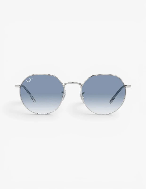 Marka Adı: Ray-Ban
Ürün Adı: Ray-Ban Erkek Geometrik Metal Güneş Gözlüğü
Ürün Cinsiyeti: Erkek
Ürün Tipi: Güneş Gözlüğü
Ürün Sezonsallığı: Yaz
Ürün Çeşidi: Geometrik
Ürün Özellikleri: Bu Ray-Ban güneş gözlüğü, ince gümüş renkli metal çerçevelere ve modern geometrik bir silüete sahiptir. Tasarımında dikkat çeken çift köprü detayı ve degrade mavi camları, hem şık bir estetik sunar hem de güneşli günlerde rahat bir görüş deneyimi sağlar. Sapları da ince metalden yapılmış olup, sol camında ikonik Ray-Ban logosu bulunmaktadır.
Öne Çıkan Detaylar:
- Modern geometrik metal çerçeve
- Degrade mavi camlar
- Çift köprü tasarımı
- İnce gümüş renkli saplar
- Sol camda Ray-Ban marka logosu
Kimler Kullanıyor?: Stilini aksesuarlarıyla ifade etmeyi seven, modern ve trendleri takip eden erkekler için idealdir. Bu ürün, şehir hayatının dinamizmine ayak uyduran, hem smart-casual kombinlerinde hem de daha cesur ve şık görünmek istediği anlarda kişisel tarzına güçlü bir dokunuş katmak isteyen bireylerin beğenisine sunulmuştur. Güneş gözlüğünü sadece bir koruyucu olarak değil, aynı zamanda karakterini yansıtan bir moda unsuru olarak gören herkes için zamansız ve çağdaş bir seçimdir.