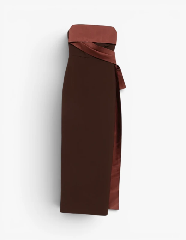 Marka Adı: Roland Mouret
Ürün Adı: Roland Mouret Kadın Maksi Abiye Elbise
Ürün Cinsiyeti: Kadın
Ürün Tipi: Maksi Abiye Elbise
Ürün Sezonsallığı: Yaz
Ürün Çeşidi: Abiye Elbise
Ürün Özellikleri: Bu zarif maksi abiye elbise, straplez kesimi ve vücuda oturan siluetiyle modern şıklığı yansıtır. Zengin çikolata kahvesi tonundaki ana kumaş, pürüzsüz ve tok bir dokuya sahipken, beli saran ve yan tarafta dökümlü bir yırtmaç efekti oluşturan parlak saten benzeri bordo-kahve tonlarındaki kontrast drapaj detayıyla hareket kazanır. Minimalist ancak etkileyici tasarımı, özel davetlerde sofistike bir duruş sergilerken, kumaşın akışkan yapısı zarafeti ön plana çıkarır.
Öne Çıkan Detaylar:
- Straplez yaka tasarımı
- Belde kontrast renk ve dokuda, asimetrik drapeli detay
- Dökümlü kumaşla oluşturulmuş yan yırtmaç etkisi
- Uzun, vücuda oturan maksi siluet
Kimler Kullanıyor?: Modern ve sofistike bir stil anlayışına sahip, özel davetlerde sade ama güçlü bir duruş sergilemek isteyen kadınlar için idealdir. Minimalist çizgilerle hareketli detayları birleştiren bu elbise, zarafeti ve kendine güveni ön planda tutan, şık etkinliklerde zamansız bir iz bırakmayı tercih edenlerin tercihi olacaktır. Kaliteli kumaş dokularına ve özgün tasarımlara değer verenler bu elbiseyi gardıroplarına dahil edebilir.