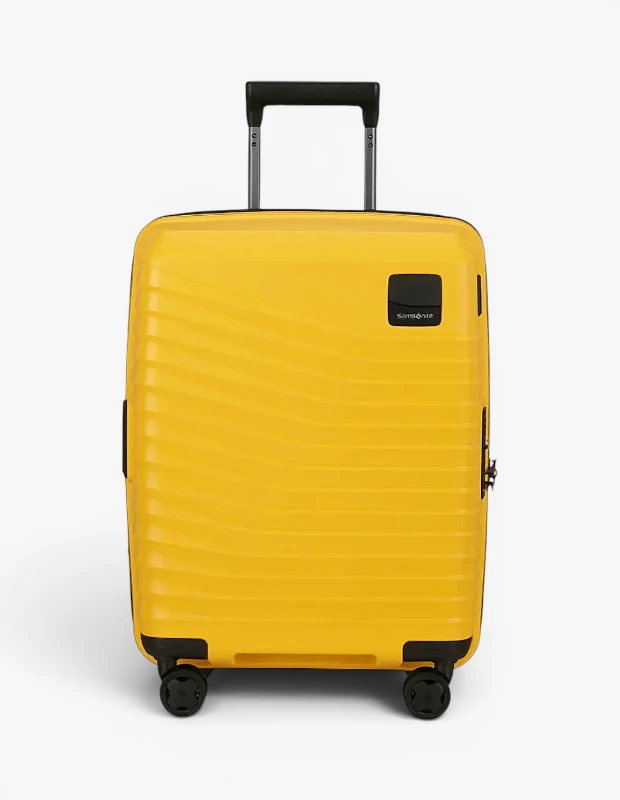 Marka Adı: Samsonite
Ürün Adı: Samsonite Erkek Sert Kabin Boy Valiz
Ürün Cinsiyeti: Erkek
Ürün Tipi: Valiz
Ürün Sezonsallığı: Belirtilmemiş
Ürün Çeşidi: Kabin Boy Sert Valiz
Ürün Özellikleri: Bu Samsonite sert kabin boy valiz, canlı sarı rengi ve modern dalgalı yüzey deseniyle dikkat çekiyor. Darbelere karşı yüksek dayanıklılık sağlayan sert dış kabuğu, eşyalarınız için maksimum koruma sunar. Dört adet çift döner tekerleği sayesinde her yöne zahmetsiz ve sessiz hareket imkanı sağlarken, ergonomik tasarımlı teleskopik çekçek sapı konforlu bir kullanım vadeder. Yan tarafında entegre bir kilit sistemi bulunmakta olup, içerisindeki akıllı organizasyon bölmeleri kıyafetlerinizi düzenli ve kırışmadan taşımanıza yardımcı olur.
Öne Çıkan Detaylar:
- Canlı sarı renk ve modern dalgalı yüzey tasarımı
- Darbelere dayanıklı sert dış yüzey ve dört adet çift döner sessiz tekerlek sistemi
- Entegre kilit sistemi ve fonksiyonel iç organizasyon
Kimler Kullanıyor?: Bu modern ve fonksiyonel valiz, iş seyahatlerinde profesyonel duruşundan ödün vermeyenlerden, hafta sonu kaçamakları için hızlı ve pratik çözümler arayanlara kadar geniş bir kitleye hitap ediyor. Şehir kaşifleri ve stil sahibi gezginler için zamandan tasarruf sağlayan, havalimanında kolayca fark edilen ve seyahat deneyimini konforlu hale getiren şık bir eşlikçi arayan herkesin tercihi olacaktır. Özellikle kabin bagajıyla seyahat etmeyi seven, eşyalarını düzenli ve güvende tutmak isteyen dinamik bireyler için idealdir.