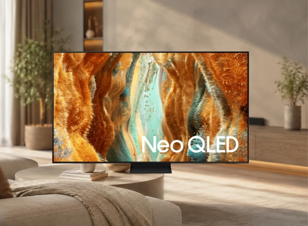 Marka Adı: Samsung
Ürün Adı: Samsung 55QN70F Neo QLED Akıllı Televizyon
Ürün Cinsiyeti: Unisex
Ürün Tipi: Akıllı Televizyon
Ürün Sezonsallığı: Belirtilmemiş
Ürün Çeşidi: Neo QLED Televizyon
Ürün Özellikleri: Bu 55 inçlik Neo QLED akıllı televizyon, Quantum Mini LED teknolojisi sayesinde yüksek parlaklık ve olağanüstü hassas ışık kontrolü sunar. İnce çerçeveli, minimalist ve modern tasarımıyla her yaşam alanına estetik bir dokunuş katar. 4K Ultra HD çözünürlük ve HDR10+ Advanced desteği ile zengin, canlı ve detaylı görüntüler elde edilirken, ekranında görülen dinamik ve dokulu görüntüler bu görsel kalitenin bir kanıtıdır. 144Hz yenileme hızı ve Samsung Gaming Hub, akıcı ve üst düzey bir oyun deneyimi sağlar. NQ4 AI görüntü işlemcisi içeriği en iyi şekilde optimize ederken, Tizen Smart TV işletim sistemi ve SmartThings entegrasyonu akıllı ev ekosistemine kolayca bağlanır.
Öne Çıkan Detaylar:
- Quantum Mini LED teknolojisi ile derin kontrast ve hassas ışık yönetimi
- 144Hz yenileme hızı ve Samsung Gaming Hub ile akıcı ve rekabetçi oyun performansı
- 4K Ultra HD çözünürlük ve HDR10+ Advanced desteği ile üstün görsel kalite
- Tizen Smart TV ve SmartThings entegrasyonu sayesinde zengin akıllı ev deneyimi
- İnce çerçeveli modern ve minimalist tasarım
Kimler Kullanıyor?: Spor yayınlarını, en yeni filmleri ve video oyunlarını en yüksek kalitede deneyimlemeyi arzulayanlar; Quantum Mini LED teknolojisinin sağladığı üstün kontrast ve parlaklığı tercih edenler için bu televizyon idealdir. Estetik ve teknolojik yenilikleri bir arada bulunduran, modern evlerinde şık bir merkezi eğlence sistemi kurmak isteyen herkes bu ürünü rahatlıkla yaşam alanına entegre edebilir.