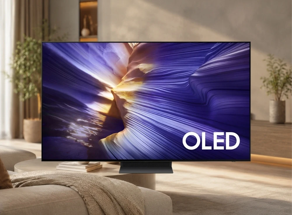 Marka Adı: Samsung
Ürün Adı: Samsung 65S90F 65 inç 4K OLED Akıllı Televizyon
Ürün Cinsiyeti: Belirtilmemiş
Ürün Tipi: Akıllı Televizyon
Ürün Sezonsallığı: Belirtilmemiş
Ürün Çeşidi: OLED TV
Ürün Özellikleri: Bu Samsung 65S90F OLED akıllı televizyon, 65 inç büyüklüğünde QD-OLED panele sahiptir ve 4K Ultra HD çözünürlük sunar. Yüksek kontrast, canlı renkler ve geniş görüş açıları ile sinema ve dizi deneyimini zenginleştirir. 165Hz yenileme hızı sayesinde akıcı görüntüler sunar ve özellikle oyun performansını üst seviyeye taşır. HDR10+ desteği ile daha zengin renkler ve detaylar sağlarken, AI görüntü iyileştirme teknolojisi ve Dolby Atmos ses desteğiyle kapsamlı bir multimedya deneyimi sunar. Şık ve ince tasarımı, modern yaşam alanlarına kolayca uyum sağlayan minimalist merkezi bir standa sahiptir. Ayrıca Samsung Gaming Hub gibi akıllı özelliklerle donatılmıştır.
Öne Çıkan Detaylar:
- 65 inç QD-OLED panel ve 4K Ultra HD çözünürlük
- 165Hz yenileme hızı ve Samsung Gaming Hub ile üstün oyun performansı
- HDR10+ ve Dolby Atmos desteği ile zengin görüntü ve ses kalitesi
Kimler Kullanıyor?: Bu akıllı televizyon, evinde üstün görüntü ve ses kalitesi arayan, ancak bütçesini dengeli yönetmek isteyen teknoloji meraklıları için idealdir. Film ve dizi tutkunları, canlı renkler ve derin siyahlarla zenginleşen bir izleme deneyimi yaşarken, yüksek yenileme hızı ve Gaming Hub özellikleri sayesinde oyuncular da akıcı ve etkileyici bir oyun performansının keyfini çıkarabilirler. Modern ve şık tasarımıyla yaşam alanına değer katan, kapsamlı akıllı TV özellikleriyle güncel içeriklere kolayca erişmek isteyen herkes için uygundur.