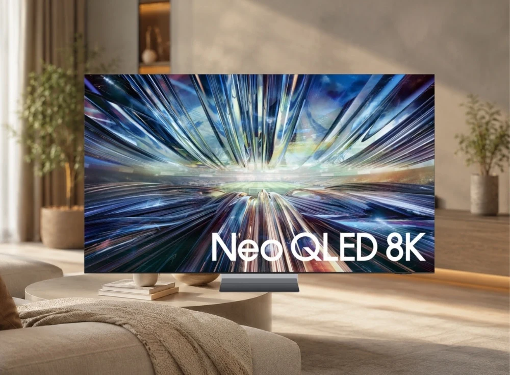 Marka Adı: Samsung
Ürün Adı: Samsung 85QN900D 85 inç Neo QLED 8K Akıllı TV
Ürün Cinsiyeti: Belirtilmemiş
Ürün Tipi: Akıllı Televizyon
Ürün Sezonsallığı: Belirtilmemiş
Ürün Çeşidi: Neo QLED 8K TV
Ürün Özellikleri: Bu Samsung televizyon, 85 inçlik devasa Neo QLED 8K paneliyle üst düzey görüntü kalitesi sunar. Infinity Air tasarımı sayesinde şık ve modern bir görünüme sahiptir. NQ8 AI işlemcisi ve 8K AI Upscaling teknolojisiyle yapay zeka destekli görüntü işleme yeteneklerine sahiptir. Wireless One Connect Box sistemi sayesinde kablo dağınıklığını ortadan kaldırırken, 165Hz yenileme hızıyla akıcı bir izleme ve oyun deneyimi sağlar. Akıllı TV özellikleri sayesinde geniş uygulama erişimi ve SmartThings entegrasyonu ile bağlantı imkanları sunar.
Öne Çıkan Detaylar:
- 85 inç dev Neo QLED 8K panel
- Infinity Air tasarım ve Wireless One Connect Box
- NQ8 AI işlemci ve 165Hz yenileme hızı
Kimler Kullanıyor?: Teknolojinin en son yeniliklerini ve üst düzey görüntü kalitesini deneyimlemek isteyen, evinde sinema atmosferi yaratmayı hedefleyen kullanıcılar için tasarlanmıştır. Bu ürün, bütçe kısıtlaması olmadan premium bir izleme ve eğlence deneyimi arayan, modern ve şık tasarımı yaşam alanına entegre etmek isteyen teknoloji meraklıları tarafından tercih edilir.