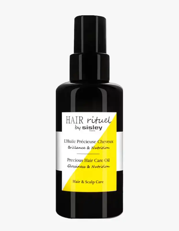 Marka Adı: Hair Rituel by Sisley
Ürün Adı: Hair Rituel by Sisley Precious Hair Care Saç Bakım Yağı
Ürün Cinsiyeti: Belirtilmemiş
Ürün Tipi: Saç Bakım Yağı
Ürün Sezonsallığı: Belirtilmemiş
Ürün Çeşidi: Parlaklık ve Besleyici Saç & Saç Derisi Bakım Yağı
Ürün Özellikleri: Siyah cam şişede, püskürtücü sprey başlığıyla sunulan bu değerli saç bakım yağı, saç ve saç derisi için özel olarak geliştirilmiştir. Saçlara derinlemesine beslenme sağlayarak doğal parlaklıklarını geri kazandırmayı amaçlar. Bitkisel özlerle zenginleştirilmiş formülü, özellikle Centella Asiatica (Asya Sentellası) içeriği sayesinde kimyasal işlemler ve boya sonrası hassaslaşan saç dokusunu dış etkenlere karşı korur, saçın renk yansımalarını daha canlı ve parlak tutar. Saç tellerine ipeksi bir yumuşaklık ve sağlıklı bir görünüm verirken, saç derisini de besleyip destekler.
Öne Çıkan Detaylar:
- Yoğun parlaklık ve derinlemesine beslenme sunar.
- Saç ve saç derisi için kapsamlı bakım sağlar.
- Boyalı saçlar için renk koruması ve canlılık sunan bitkisel özler içerir.
Kimler Kullanıyor?: Saçlarına derinlemesine bakım yaparak parlaklık ve canlılık kazandırmak isteyenler, özellikle boyalı saçlarının rengini korumayı ve solmasını engellemeyi hedefleyenler bu ürünü tercih edebilir. Kimyasal işlemler nedeniyle hassaslaşan saç dokusunu güçlendirmeyi ve saç derisini beslemeyi önemseyenler için idealdir. Saçlarının güçlü, sağlıklı ve ışıltılı bir görünüme kavuşmasını arzu eden herkesin bakım rutinine ekleyebileceği değerli bir destektir.