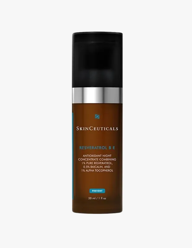 Koyu kahverengi, siyah pompalı kapaklı SkinCeuticals markalı Resveratrol B E gece konsantresi şişesi, etiketi üzerinde %1 saf resveratrol içeren formülüyle hücresel gençleşme ve uzun yaşam (longevity) hedeflerine yönelik yaşlanma karşıtı faydalar sunan bir cilt bakım ürününü gösteriyor.