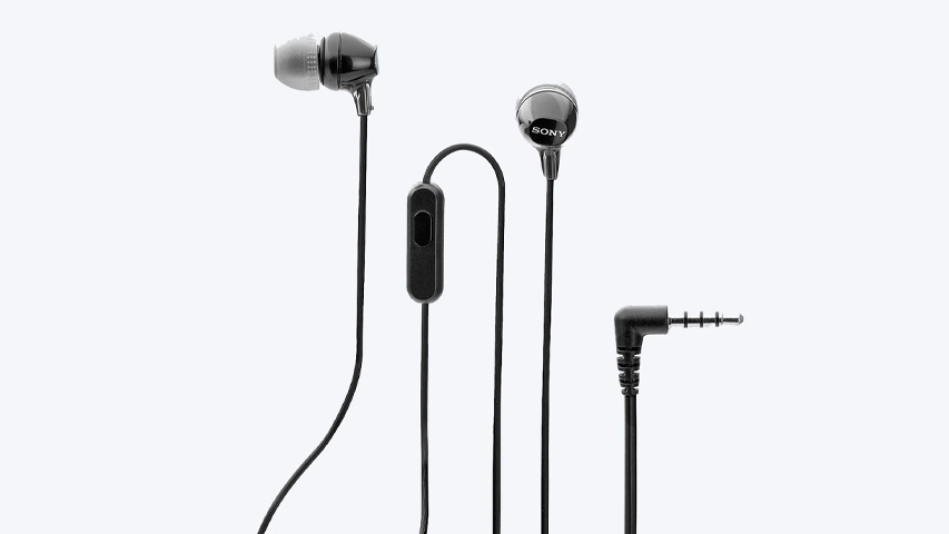 Beyaz bir zeminde sergilenen siyah renkli kablolu Sony MDR-EX14AP kulak içi kulaklıklar; gri silikon uçlu sol kulaklık, Sony logolu sağ kulaklık, entegre mikrofon ve kumanda paneli ile L tipi 3.5mm jak detaylarını gösteriyor.