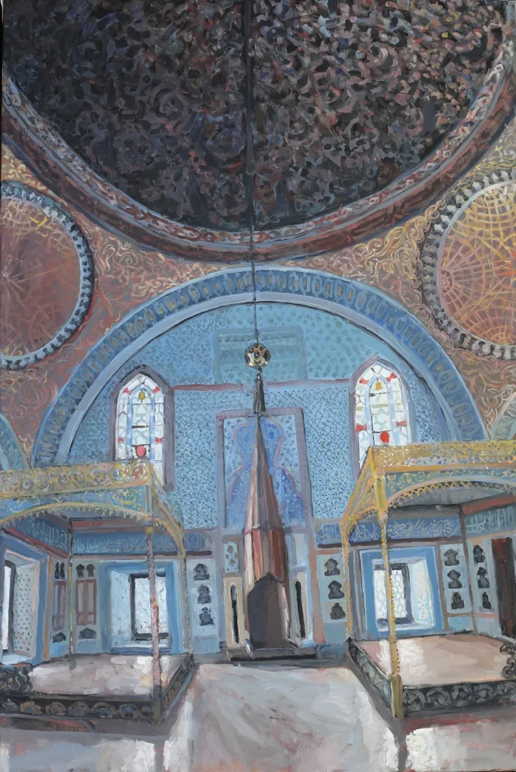 Sule Gazioglu'nun eserinde, İstanbul'un tarihi dokusunu yansıtan, görkemli ve loş ışıklı bir odanın iç mekânı betimleniyor; tepedeki işlemeli kubbeden sarkan avize, renkli vitray pencerelerden süzülen hafif ışık ve iki yanda altın varaklı bezemelerle süslü yüksek divanlar, odanın zengin atmosferini ve özgün ışıklandırmasını öne çıkarıyor.