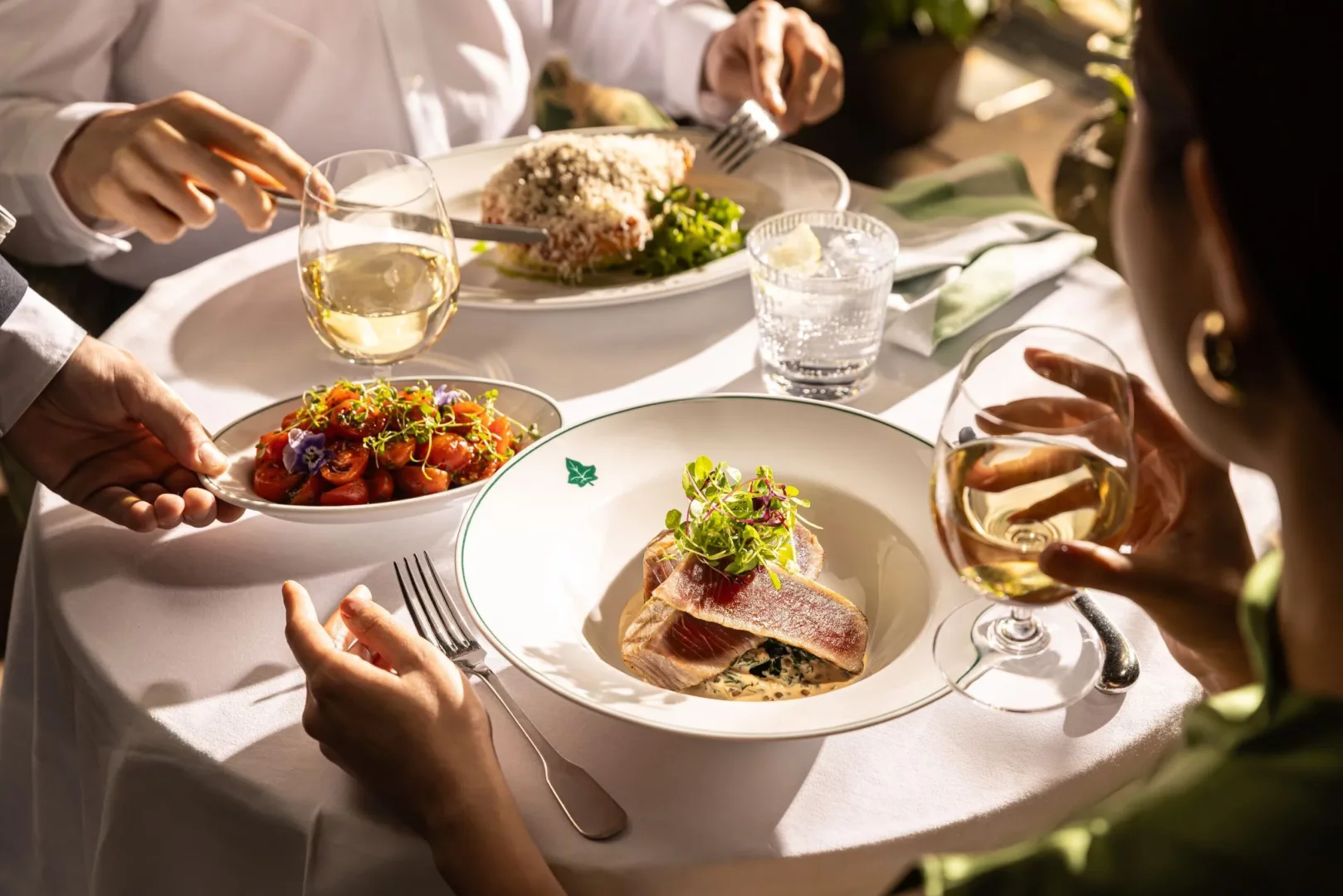 Wimbledon Village'ın popüler buluşma noktalarından The Ivy Café Wimbledon'da, şık bir masada beyaz şarap eşliğinde sunulan taze deniz mahsulleri ve rengarenk salatalarla Wimbledon ruhuna uygun zarif bir yeme içme deneyimi.