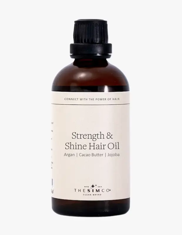 Marka Adı: The Sim Co.
Ürün Adı: The Sim Co. Unisex Strength & Shine Hair Oil
Ürün Cinsiyeti: Unisex
Ürün Tipi: Saç Bakım Yağı
Ürün Sezonsallığı: Belirtilmemiş
Ürün Çeşidi: Güçlendirici ve Parlaklık Verici
Ürün Özellikleri: Koyu amber rengi cam şişede, siyah vidalı kapağa sahip bu saç bakım yağı, saçlara güç ve göz alıcı parlaklık sağlamak üzere formüle edilmiştir. İçeriğindeki Argan, Kakao Yağı ve Jojoba gibi besleyici bileşenlerle saç tellerini derinlemesine besler, pürüzsüzleştirir ve nemlendirir. Saç yüzeyini düzleştirerek ışığı daha iyi yansıtmasını sağlar, böylece sağlıklı ve ayna görünümlü bir bitiş sunar. Temiz içerikli bir marka tarafından üretilmiştir.
Öne Çıkan Detaylar:
- Saça güç ve parlaklık kazandıran özel formül
- Argan, Kakao Yağı ve Jojoba gibi doğal besleyiciler içerir
- Saç tellerini pürüzsüzleştirerek cam parlaklığı etkisi yaratır
Kimler Kullanıyor?: Saçlarının sağlığını ve canlılığını önemseyen, güçlendirilmiş, pürüzsüz ve ışıltılı bir görünüm arayışında olan bireyler için idealdir. Özellikle kuru, mat veya yıpranmış saçlara sahip olup doğal parlaklıklarını geri kazanmak, aynı zamanda saçlarını dış etkenlere karşı korumak isteyen herkes bu bakım yağını günlük rutinlerine dahil edebilir.