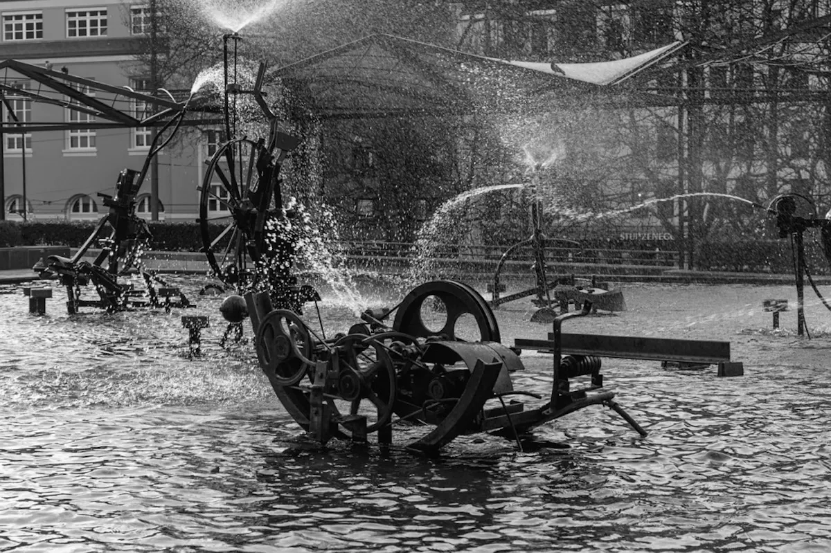 Basel gezilecek yerler rotasında Jean Tinguely’nin kinetik heykellerinden oluşan Tinguely Çeşmesi ve hareketli su oyunları.