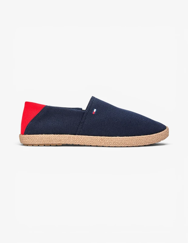 Marka Adı: Tommy Hilfiger
Ürün Adı: Tommy Hilfiger Erkek Espadril
Ürün Cinsiyeti: Erkek
Ürün Tipi: Espadril
Ürün Sezonsallığı: Yazlık
Ürün Çeşidi: Ayakkabı
Ürün Özellikleri: Lacivert kanvas kumaş üst kısma sahip, bağcıksız, kolay giyilebilir bir erkek espadril ayakkabısıdır. Ayakkabının ön yüzeyinde markanın ikonik küçük logosu dikkat çekerken, topuk kısmında canlı kırmızı renkte kontrast bir detay bulunmaktadır. Doğal bej rengi, hasır görünümlü jüt tabana ve hafif dokulu alt tabana sahiptir. Rahat ve hafif yapısıyla yaz kombinleri için idealdir.
Öne Çıkan Detaylar:
- Markanın ikonik renklerinde, ön kısımda minimal logo detayı
- Topukta canlı kırmızı renkli, dikkat çekici kontrast panel
- Yazlık stile uygun, nefes alabilen kanvas üst kısım ve doğal hasır taban
Kimler Kullanıyor?: Yaz aylarında rahatlığından ve stilinden ödün vermek istemeyen, günlük şıklığı zahmetsizce yakalamayı seven erkekler için idealdir. Tatil beldelerinde, şehirdeki yaz akşamlarında, pazar kahvaltılarında veya kır düğünleri gibi samimi davetlerde bohem ve entelektüel bir dokunuş arayanlar bu espadril ile tarzlarını tamamlayabilir.