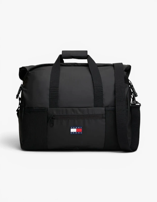 Marka Adı: Tommy Hilfiger
Ürün Adı: Tommy Hilfiger Erkek Duffle Çanta
Ürün Cinsiyeti: Erkek
Ürün Tipi: Duffle Çanta
Ürün Sezonsallığı: Belirtilmemiş
Ürün Çeşidi: Seyahat Çantası
Ürün Özellikleri: Siyah renkli, dayanıklı görünümlü kumaştan üretilmiş bir duffle çantadır. Üstte birleştirilebilir taşıma sapları ve ayarlanabilir, çıkarılabilir omuz askısı bulunmaktadır. Çantanın ön yüzünde fermuarlı bir dış cep ve sol yanında file bir cep mevcuttur. Ana bölme, üstten katlanarak veya geniş bir fermuarla kapanabilen bir tasarıma sahiptir. Ön cep üzerinde ikonik Tommy Jeans marka logosu yer almaktadır. Şık ve fonksiyonel bir tasarıma sahiptir.
Öne Çıkan Detaylar:
- Çok yönlü taşıma için çift sap ve ayarlanabilir omuz askısı.
- Eşyalar için pratik fermuarlı ön cep ve file yan cep.
- Ön kısımda yer alan belirgin Tommy Jeans marka logosu.
Kimler Kullanıyor?: Bu duffle çanta, hem kısa iş seyahatleri hem de hafta sonu kaçamakları için pratik ve şık bir eşlikçi arayan, dinamik yaşam tarzına sahip erkekler için idealdir. Fonksiyonelliği ve minimalist estetiği bir arada arayan, seyahatlerinde konfor ve çabasız şıklığı ön planda tutan bireyler tarafından tercih edilir. Havalimanında bagaj beklemek yerine hızlıca yola koyulmak isteyenler ve şehir içi aktivitelerden doğa kaçamaklarına kadar geniş bir yelpazede kullanıma uygun bir çözüm arayanlar için uygundur.
