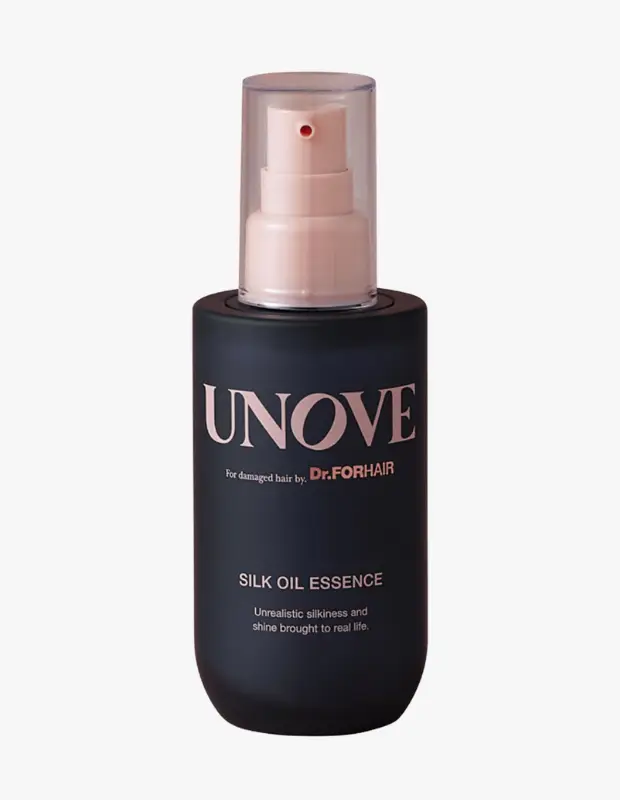 Marka Adı: Unove
Ürün Adı: Unove Silk Oil Essence
Ürün Cinsiyeti: Unisex
Ürün Tipi: Saç Bakım Yağı
Ürün Sezonsallığı: Belirtilmemiş
Ürün Çeşidi: İpeksi Saç Serumu / Yağı
Ürün Özellikleri: Koyu renkli, şık tasarımlı, opak bir şişede sunulan bu ipek saç yağı esansı, şeffaf kapaklı pratik bir pompa mekanizmasına sahiptir. Hasarlı saçlar için özel olarak formüle edilmiş olup, içeriğindeki ipek proteini sayesinde saçlara gerçeküstü bir ipeksi dokunuş ve parlaklık vaat eder. Saçı ağırlaştırmadan nemlendirir, elektriklenmeyi ve kabarmayı kontrol altına alarak pürüzsüz bir görünüm kazandırır.
Öne Çıkan Detaylar:
- İpek proteini ile zenginleştirilmiş özel formül
- Hasarlı saçların onarılmasına ve parlaklık kazanmasına destek olur
- Nemsizlikle oluşan elektriklenmeyi ve kabarmayı etkili bir şekilde yatıştırır
Kimler Kullanıyor?: Saçlarında nem kaybı, elektriklenme, kabarma ve matlık sorunları yaşayanlar için idealdir. Saçlarının ipeksi bir yumuşaklığa, göz alıcı bir parlaklığa ve kolay şekil alabilen pürüzsüz bir yapıya kavuşmasını arzu eden, aynı zamanda saçlarının ağırlaşmasını istemeyen kişiler bu ürünü tercih edebilir. Hasarlı saçlarını onarmak ve daha sağlıklı bir görünüme kavuşturmak isteyen herkes için uygundur.