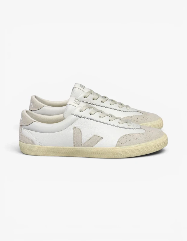 Marka Adı: VEJA
Ürün Adı: VEJA Erkek Volley Organic Traced Deri Sneaker
Ürün Cinsiyeti: Erkek
Ürün Tipi: Sneaker
Ürün Sezonsallığı: Yazlık
Ürün Çeşidi: Bağcıklı Günlük Sneaker
Ürün Özellikleri: Beyaz ana gövdesi organik izlenebilir deriden üretilmiş, yanlarda bej süet V logosu ile burun ve topuk kısmında kontrast süet panelleri bulunan bağcıklı ve düşük bilekli bir spor ayakkabıdır. Krem rengi kauçuk tabanı dikişli bir yapıya sahip olup retro ve minimalist bir tenis ayakkabısı estetiği sunar. Uzun süreli kullanımlarda dahi konfor sağlayan iç yapısıyla günlük kullanıma uygun, zamansız bir tasarıma sahiptir.
Öne Çıkan Detaylar:
- Organik izlenebilir deri üst kısım
- Yanlarda kontrast bej süet V logosu
- Retro esintili minimalist tasarım
Kimler Kullanıyor?: Sürdürülebilir üretim ilkelerini önemseyen, etik değerlere sahip ve zamansız stile yatırım yapan bireyler bu ayakkabıyı tercih edebilir. Hem şehirde hem de casual ortamlarda şıklığından ödün vermeden rahatlığı ön planda tutan, minimalist ve klasik spor ayakkabı estetiğini günlük kombinlerine dahil etmek isteyen erkekler için idealdir.