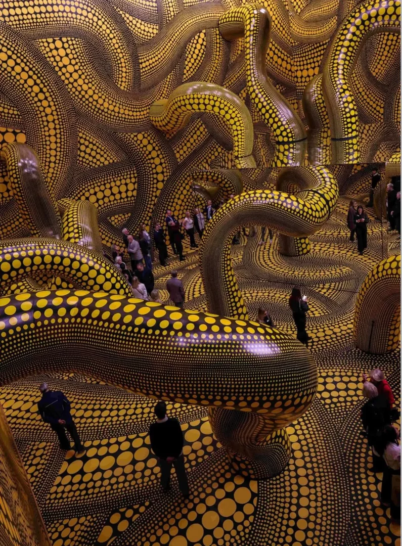 Yayoi Kusama'nın imzası niteliğindeki sarı ve siyah puantiyelerle bezeli devasa, kıvrımlı heykellerin ve her yanı kaplayan desenlerin oluşturduğu, ziyaretçilerin arasında dolaştığı sürükleyici bir sanat enstalasyonu.