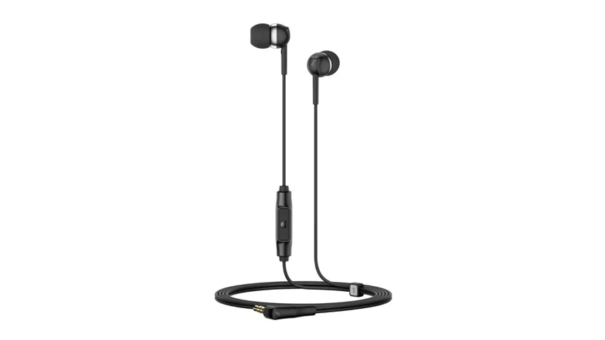 Beyaz arka planda, siyah renkli Sennheiser CX 80S kablolu kulakiçi kulaklıklar görülüyor; modelin sol kablosunda ses kontrolü ve mikrofon işlevselliği sunan ince bir kumanda paneli ile kablo ucu 3.5mm jak şeklinde spiral biçimde duruyor.