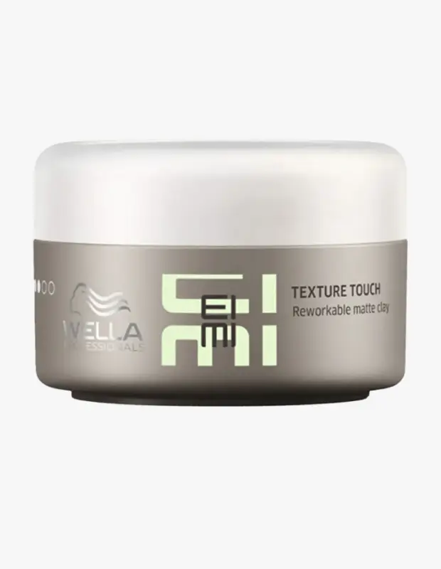Yuvarlak, gri-yeşil renkli gövdesi ve beyaz kapağıyla dikkat çeken, üzerinde Wella EIMI markası ve Texture Touch Reworkable Matte Clay yazılı mat kil saç şekillendiricisi beyaz bir zeminde sergileniyor.