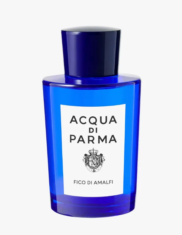 Acqua di Parma Fico di Amalfi gelin parfümleri beyaz fon üzerinde dikkat çekici parlak kobalt mavisi renginde, şık, şeffaf camdan yapılmış ve üzerinde markanın ikonik logosuyla birlikte ürün adı Fico di Amalfi yazan beyaz bir etikete sahip koyu mavi kapaklı bir şişe olarak öne çıkıyor.