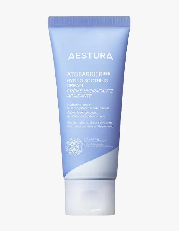 Açık mavi tonlarında, beyaz kapaklı AESTURA ATOBARRIER 365 HYDRO SOOTHING CREAM tüpü; etikette susuz ve hassas erkekler için yüz nemlendiricileri cilt bariyerini güçlendirici ve seramid içerikli olduğu belirtilen bir ürün.